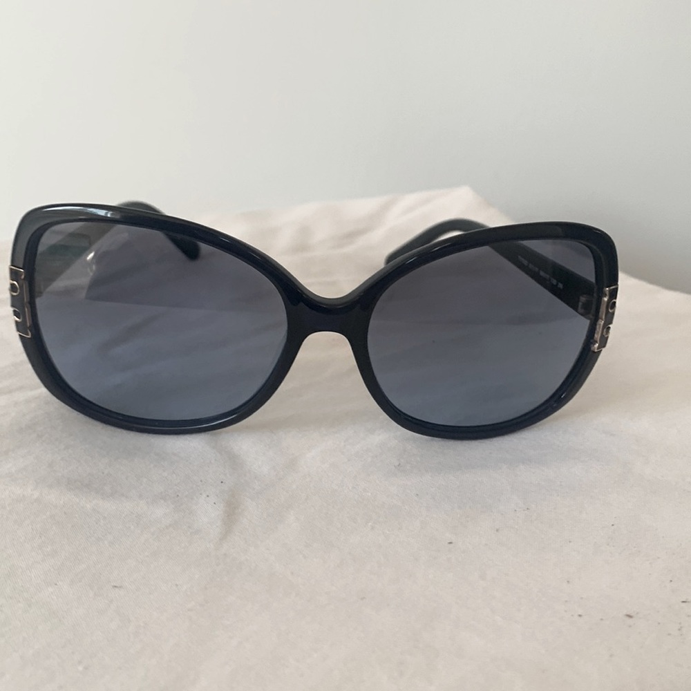 Lovely blue Tory Burch sunglasses!